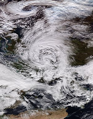 Tempête Barbara. Vents violents et pluies fortes jusqu'à mercredi, 12  départements en orange