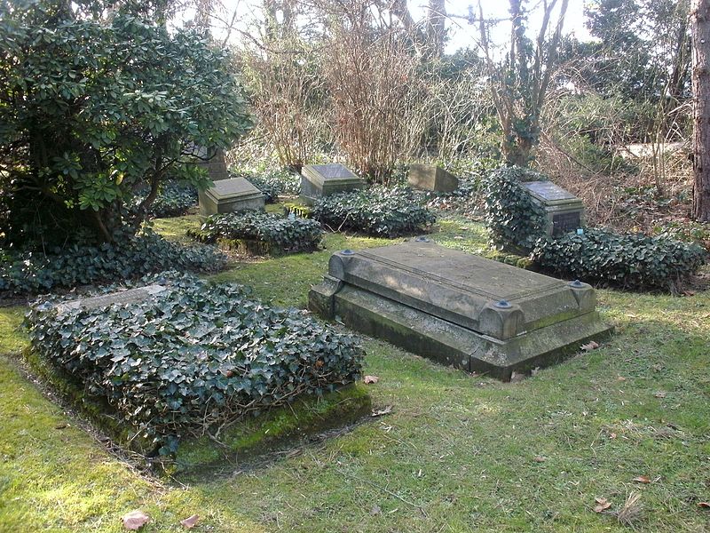 File:Göttingen Stadtfriedhof Grab Friedrich Wöhler 2.jpg