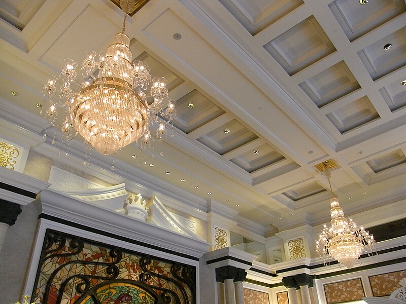 File:GD 廣東 肇慶 Zhaoqing Pearl Hotel Starlake interior ceiling 2 lamps July 2012.JPG