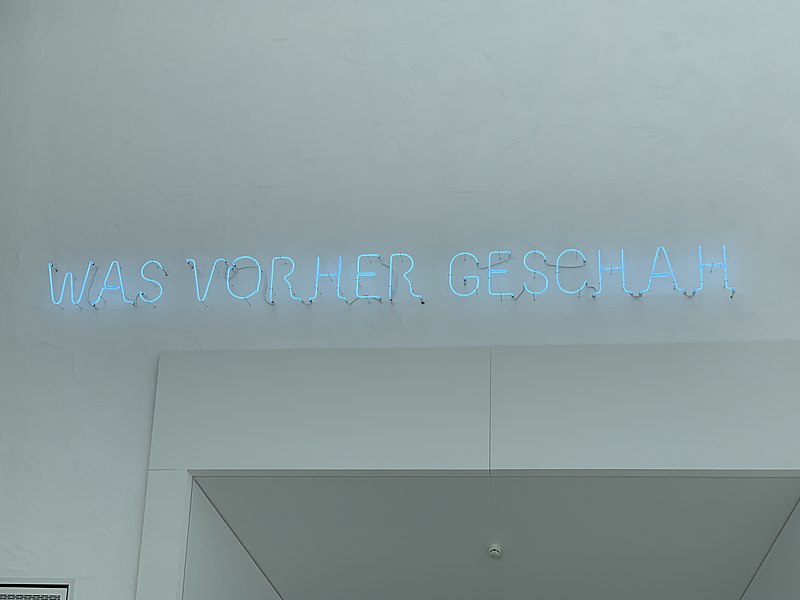 File:GER — BY — Regensburg - Donaumarkt 1 (Museum der Bayerischen Geschichte; Neonschrift „Was vorher geschah“).JPG