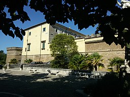 Il Palazzo ducale visto da Piazza Castello, conosciuta anche come Piazza della Rocca.