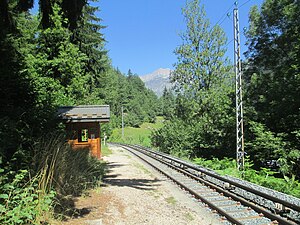 Schutz auf Seitenplattform neben einspuriger Eisenbahnlinie