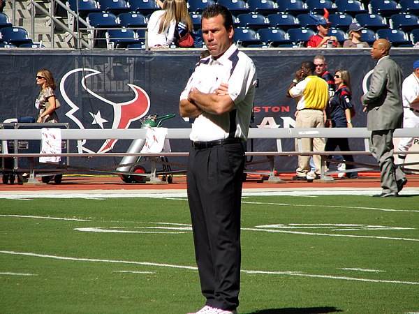 Kubiak coaching the Texans in 2008