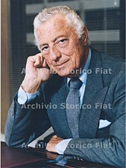 180px-Gianni_Agnelli_nel_suo_ufficio_di_