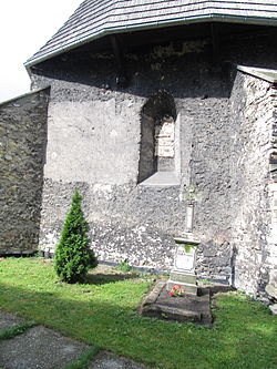 Gliwice, kościół św. Bartłomieja, grób i ściana wschodnia.JPG