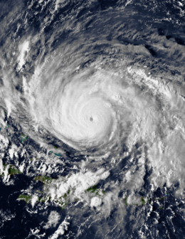 Image GOES-6 de l'ouragan Gloria près de son intensité maximale le 25 septembre. La tempête intense présente un petit œil et de grandes bandes convectives.