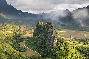 Pitons karstiques à Vang Vieng (Laos). (définition réelle 6 720 × 4 480)