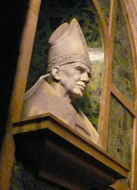 Busto de Gregorio Modrego sobre su tumba en la catedral de Barcelona, obra de Frederic Marès.