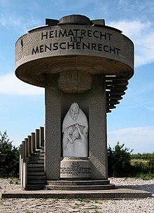 Foto eines Vertriebenendenkmals mit Inschrift