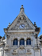 Fronton et horloge incrustée dedans, en avril 2022.