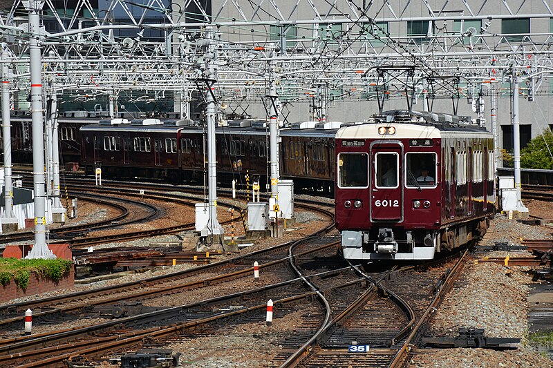 File:Hankyu 6000 series at Umeda Station (30227774463).jpg