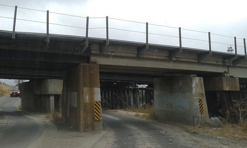 File:Heading east; 2nd RR bridge over E 60th Ave, Commerce City, CO.jpg