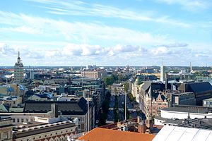 Helsingin ydinkeskustaa ja Mannerheimintien alkupäätä Erottajan paloaseman tornista.jpg
