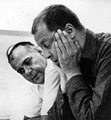 Генри Малер (слева) и декан Фрейзер, Университет Индианы, ок. 1960.jpg