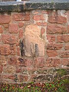 Spolie vom Kloster, eingelassen in die Friedhofsmauer