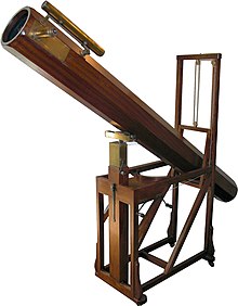 Telescopio in legno posizionato su un supporto.