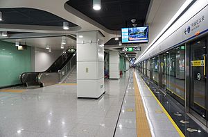 Honghu Station platformasi 2.jpg