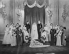 At Buckingham Palace with Philip after their wedding, 1947 Huwelijk Prinses Elisabeth, Bestanddeelnr 902-4693 (cropped).jpg