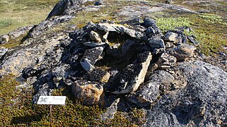 Pas du saqqaquien (pas de tombes pour cette culture), but même emplacement qu'Asummiut. Plusieurs phases successives pour Asummiut ?