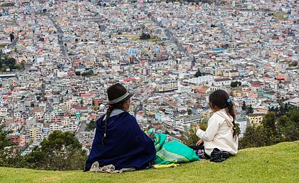 Membros da população indígena do Equador descascam milho no monte El Panecillo. Ao fundo, vista da cidade de Quito. (definição 7 619 × 4 663)
