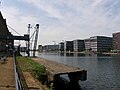 Standort am südöstlichen Ende des Hafenbeckens, Blickrichtung Westen, von rechts nach links: Pier 1, Bürohaus Innenhafen, H2 Office, Verwaltungsgebäude „All Tours“. Ganz hinten Teile der Five Boats, links die Hafenseiten der Küppers- und Werhahnmühle.