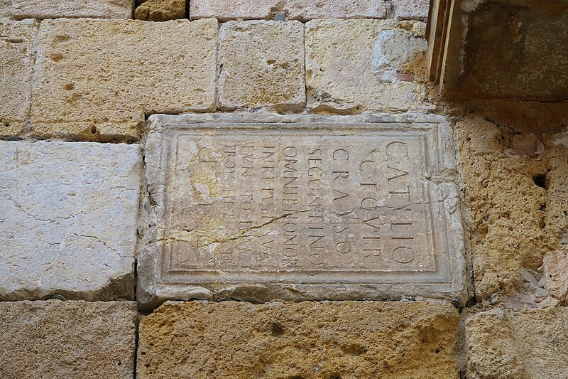 File:Inscripción romana en pared Carrer dels Ferrers, Tarragona.jpg