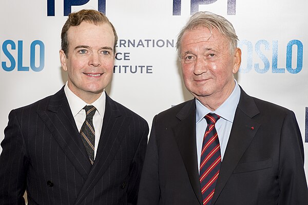 Jefferson Mays, who plays the part of Terje Rød-Larsen in Oslo, with International Peace Institute (IPI) President Terje Rød-Larsen, at a special perf