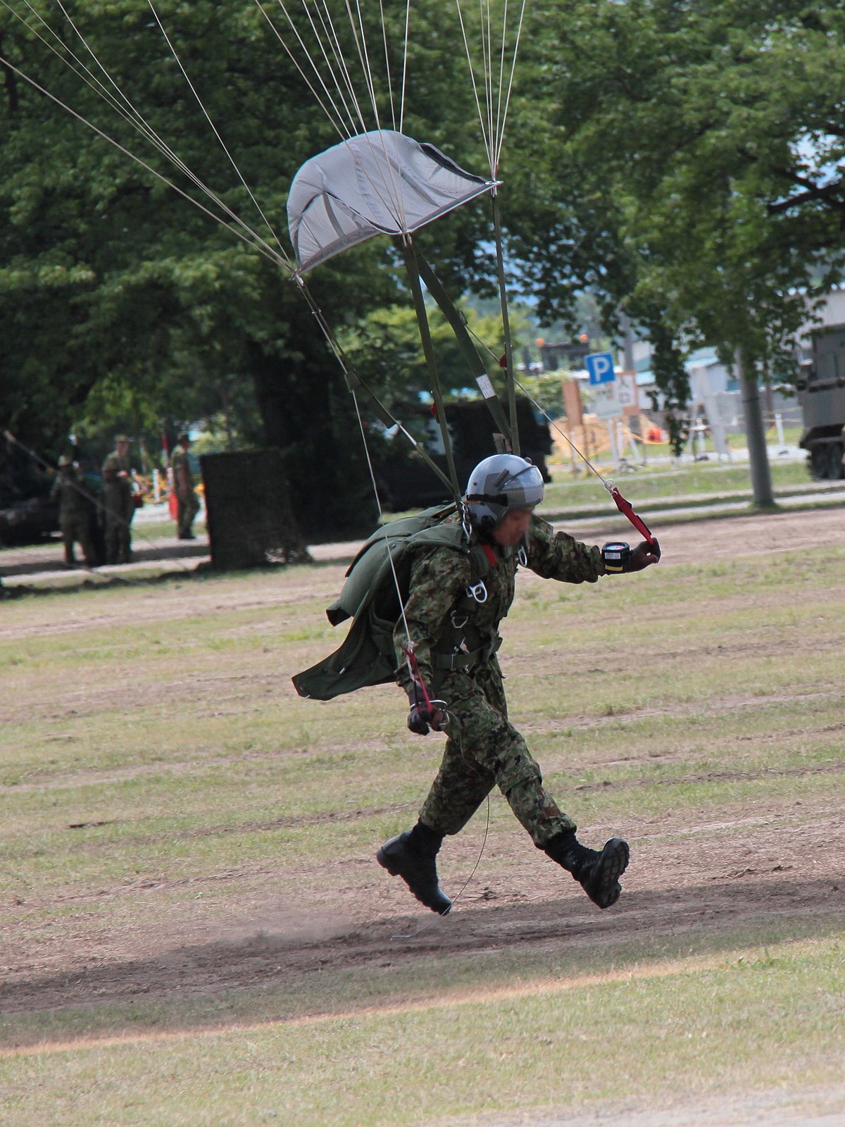 File:JGSDF 自由降下傘 20130623-02.JPG - Wikimedia Commons