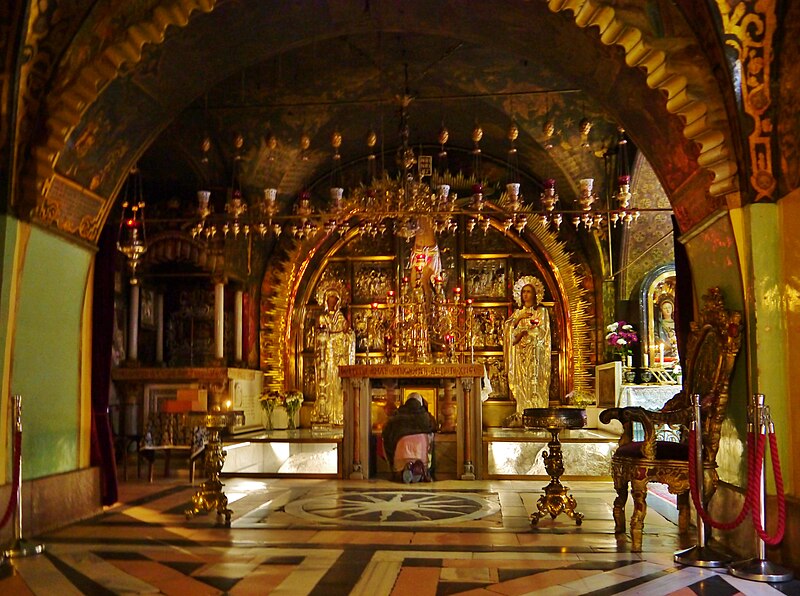 File:Jerusalem Grabeskirche Innen Kreuzigungsaltar 1.JPG