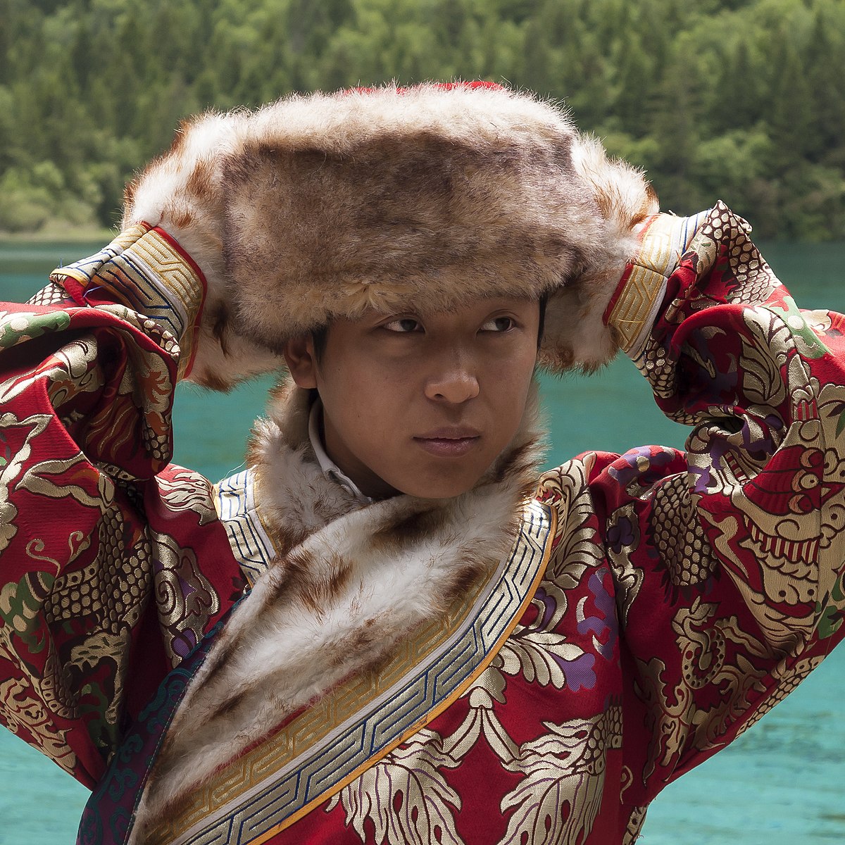 https://upload.wikimedia.org/wikipedia/commons/thumb/d/d7/Jiuzhaigou_Sichuan_China_Man-in-traditional-costume-02.jpg/1200px-Jiuzhaigou_Sichuan_China_Man-in-traditional-costume-02.jpg