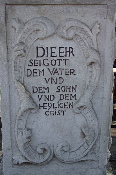 File:Königstetten Dreifaltigkeitssäule Sockelinschrift-2.jpg