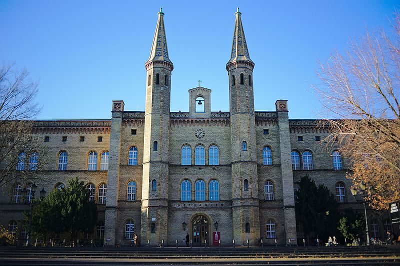 File:Künstlerhaus Bethanien (31837444030).jpg