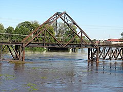 Puente ferroviario Kansas City Southern Railroad (1890) sobre el Cross Bayou en Shreveport, Louisiana