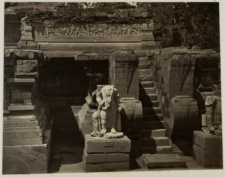 File:KITLV 28329 - Isidore van Kinsbergen - Right side entrance of the Panataran temple in Blitar - 1867-07.tif