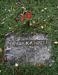 Grabplatte für einen unbekannten KZ-Häftling auf dem Friedhof Scheppau