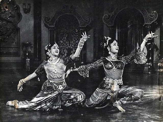 Padmini (Left) with Vyjayanthimalain the film Vanji Kottai Valipan