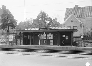 Klövervägen spårvagnshållplats i Äppelviken 1931. Väntpaviljongen ritades av Waldemar Johanson.