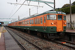 Class 115 of the Echigo line at Kobari station