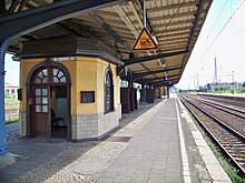 Der Bahnsteig mit Aufsichtshäuschen und Bänken stammt aus der Zeit des Bahnhofsumbaus in den 1910er Jahren