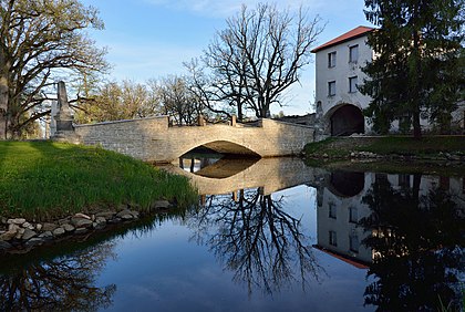 Ponte de pedra da mansão Koluvere, construída na primeira metade do século XIX, Kullamaa, Estônia. (definição 4 200 × 2 820)