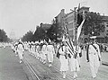 Amerikan Ku Klux Klan üyeleri 1928 yılında Washington DC'de düzenlenen kitlesel bir mitingde yürürken. KKK aşırı sağcı, beyaz ırk üstünlüğünü savunan, Protestan ve anti-Katolik bir organizasyondur.