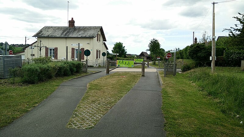 File:L'avenue verte - Ancien passage à niveau - Neuville-Ferrières.jpg