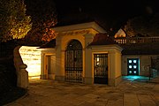Čeština: Noční pohled na nějkdejší prodejnu lázeňských oplatek na kolonádě v Lázních Libverdě.