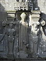 La Martyre, église Saint-Salomon, façade de l'ossuaire, statue de Pol Aurélien 2
