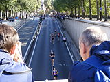 Deux spectateurs sur la place de Varsovie photographies les coureuses qui entrent dans le tunnel.