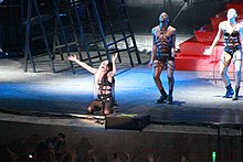 Lady Gaga mentre si esibisce con Judas nel 2011 in Taiwan
