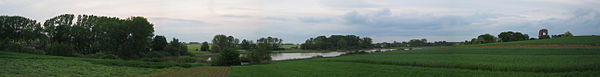 Klostersee in Gramzow, im Hintergrund (linker Bildrand) der Gramzower Sportplatz, am rechten Bildrand die Klosterruine.