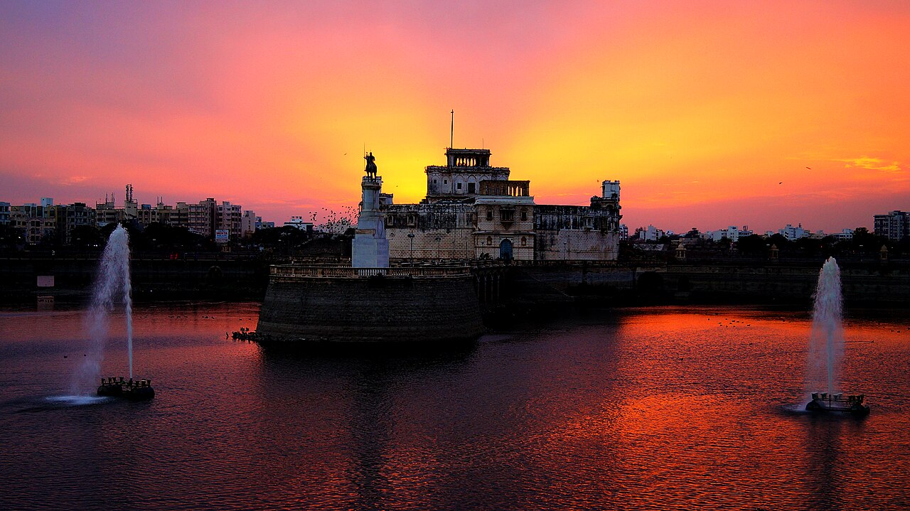 1280px Lakhota lake Jamnagar2C Golden hours