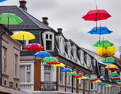Guarda-chuvas de diversas cores pendurados sobre a rua Vestergarde, Viburgo, Dinamarca. (definição 5 013 × 3 889)