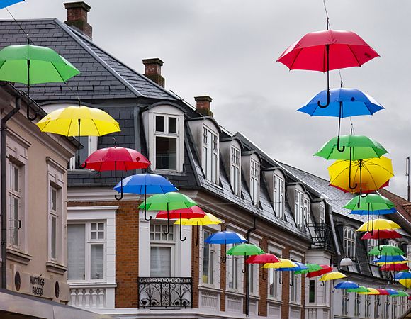 该图片摄于丹麦奥胡斯，描述的是各式各样不同颜色雨伞的照片。